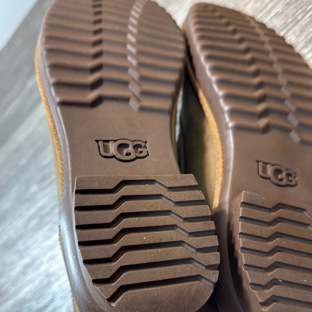 UGG tan leather snow boots woman’s size 10 (b170)